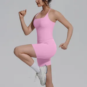 Zijaanzicht van een vrouw in een roze slim-fit racerback sporttop en korte broek