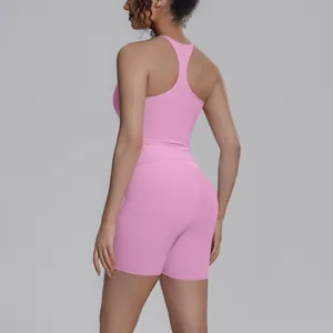 Zijaanzicht achterkant van een roze sporttanktop en strakke biker shorts set