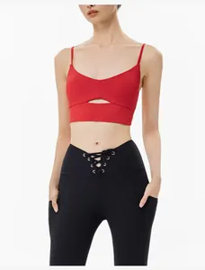 Dettaglio ravvicinato di reggiseno sportivo rosso con apertura frontale e spalline sottili