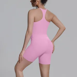 Detailweergave van roze racerback sporttop en bijpassende korte broek voor dames
