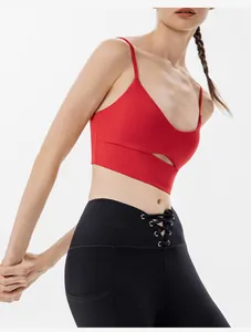 Dettaglio ravvicinato di un reggiseno sportivo rosso yoga con design a ritaglio