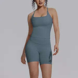 Detail van een blauwgrijze tweedelige yoga set met racerback top en korte broek.