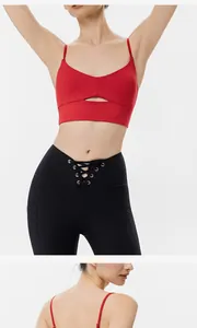 Dettaglio ravvicinato di un reggiseno sportivo rosso per yoga con spalline sottili
