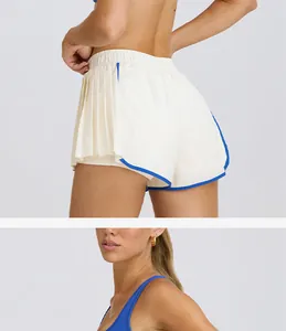 Vista detallada de shorts de yoga blancos plisados con ribete azul y cintura alta