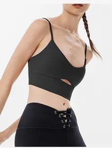 Dettaglio di un top da yoga nero con design a intaglio frontale per fitness e sport.