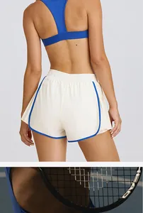 Vista trasera de pantalones cortos deportivos plisados blancos con ribete azul para yoga