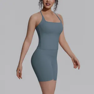 Gedetailleerd overzicht van de grijsblauwe sneldrogende yogaset met top en shorts