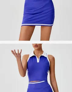 Detalle de un top polo azul sin mangas y falda de tenis a juego para sesiones de yoga