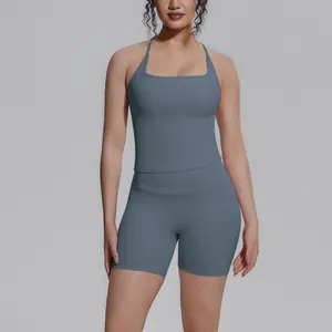 Detail van de leiblauwe yogaset met camisole tanktop en bijpassende korte nauwsluitende broek