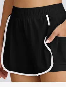 Detalle de pantalones cortos de yoga negros de cintura alta con bolsillo lateral.