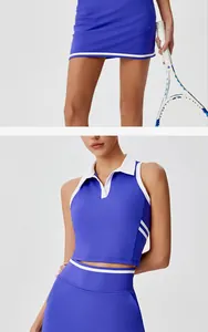 Detalle de la camiseta deportiva azul sin mangas con cuello polo y falda de tenis