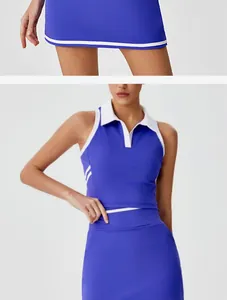Detalle del conjunto de polo deportivo azul real y falda de tenis a juego para mujer