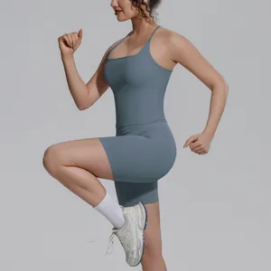 Sportieve yoga-set voor dames in blauwgrijs met een nauwsluitende top en biker-shorts