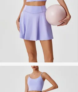 Détail du soutien-gorge de sport à fines bretelles violet et de la jupe de tennis plissée