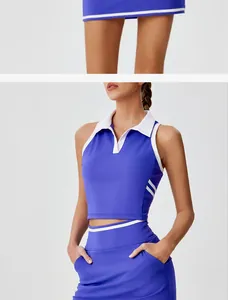 Conjunto deportivo azul de polo sin mangas y falda de tenis con detalles blancos suaves
