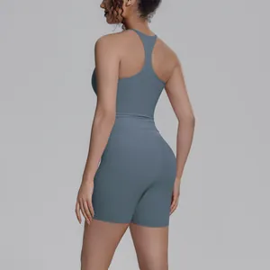 Achteraanzicht van een leiblauwe racerback sportbeha en fitness short set voor yoga-oefeningen.