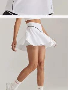 Détail d'une jupe de tennis blanche évasée avec un passepoil bleu marine à la taille