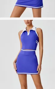 Conjunto deportivo azul de dos piezas con top polo sin mangas y falda de tenis con ribetes blancos