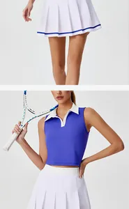 Vista de detalle de la falda de tenis de tablas blanca y el polo azul sin mangas