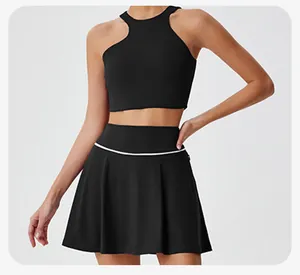 Ensemble de sport 2 pièces avec haut dos nu asymétrique et jupe de tennis plissée