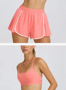 Pantalones cortos de yoga plisados color melocotón con sujetador deportivo a juego