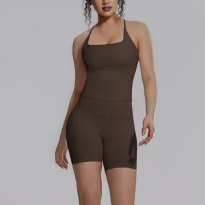 Gedetailleerde weergave van het donkerbruine dames yoga-set met vierkante hals en shorts