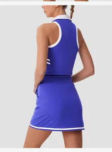 Vista trasera de un chaleco deportivo polo azul sin mangas y conjunto de falda de tenis a juego