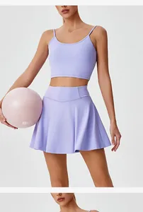 Vue détaillée de l'ensemble brassière de sport lilas et jupe de sport à taille haute
