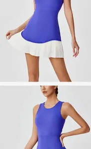 Detail van de mouwloze blauwe sportjurk met een geplooide witte zoom en een sportieve pasvorm.
