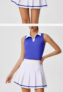Conjunto deportivo de dos piezas con un top polo azul y falda de tenis blanca