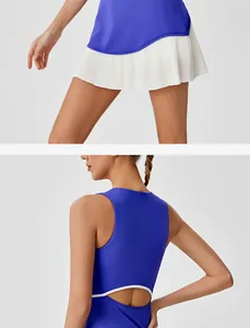 Detailweergave van de uitsnede op de rug en de plooizoom van een blauwe tennisjurk