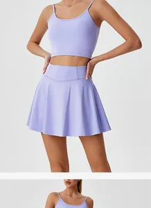 Vue détaillée de l'ensemble de yoga violet avec soutien-gorge et jupe plissée sport