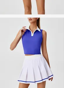Conjunto deportivo con polo azul sin mangas y falda plisada blanca para tenis de mujer.