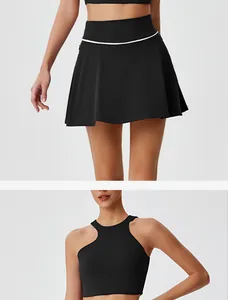 Vue détaillée de l'ensemble haut de sport asymétrique et jupe-short de tennis noire