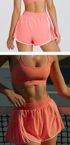Vista detallada de los pantalones cortos de yoga plisados de cintura alta rosa.