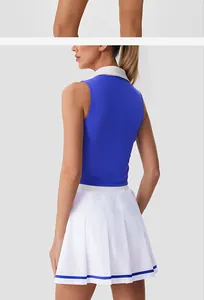 Vista trasera de un top deportivo azul y un conjunto de falda de tenis plisada blanca