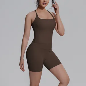 Detailweergave van de bruine sporttop en bijpassende korte wielrenbroek fitness set