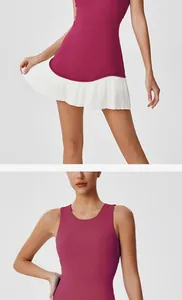 Detailweergave van magenta sportjurk met witte plooirok voor tennis en yoga sessies