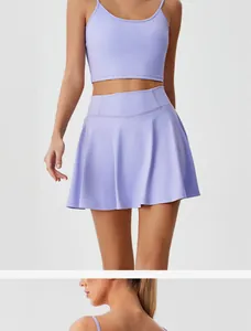 Vue détaillée d'un soutien-gorge de sport lilas et d'une jupe de sport plissée assortie