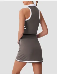 Vista trasera del conjunto de top deportivo polo gris sin mangas y falda