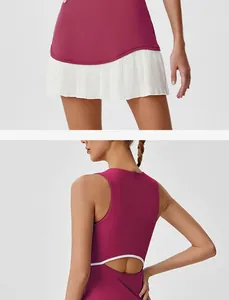 Detailweergave van een magenta sportjurk met geplooide witte zoom en opengewerkte rug.
