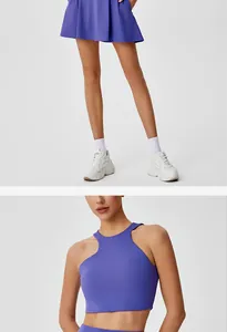 Détail du débardeur de yoga asymétrique violet et de la mini-jupe plissée de tennis