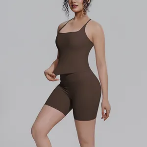 Close-up van de pasvorm en textuur van de bruine yogaset met tanktop en korte broek