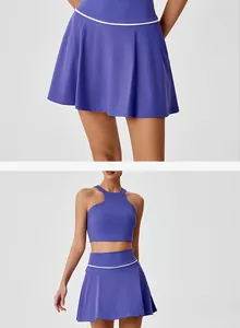 Vue détaillée du haut de yoga asymétrique violet et de la jupe de tennis plissée taille haute
