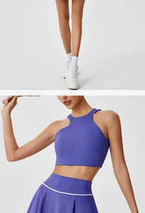 Détail de l'ensemble gilet de yoga dos nu asymétrique violet et jupe de tennis plissée