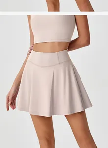 Vue détaillée d'une jupe de sport plissée beige à taille haute assortie