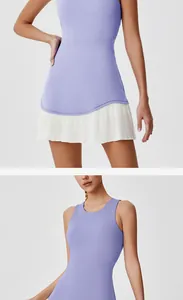 Detailweergave van paarse tennisjurk met witte geplooide zoom en een mouwloos ontwerp