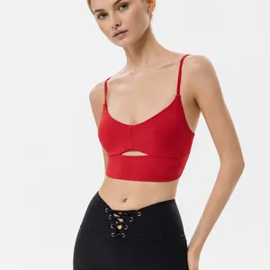 Reggiseno sportivo rosso da yoga ad asciugatura rapida con scollo a V profondo per gym
