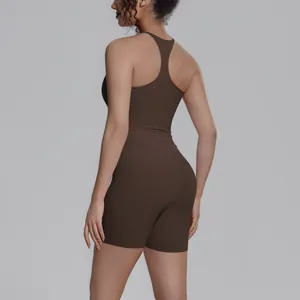 Achteraanzicht van een chocoladebruine racerback sporttop en biker shorts yogaset dames