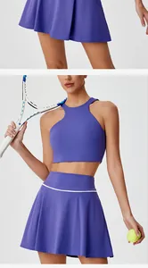 Détail du haut de yoga asymétrique violet et de la jupe de tennis plissée taille haute